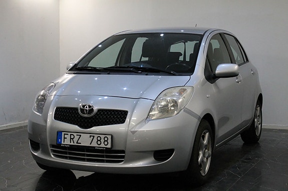 Toyota Yaris 4 of 9