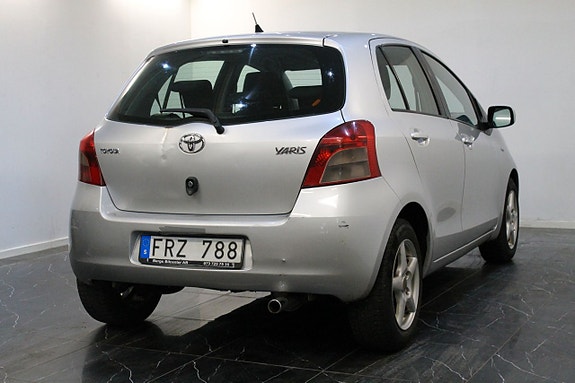 Toyota Yaris 7 of 9