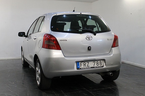 Toyota Yaris 5 of 9