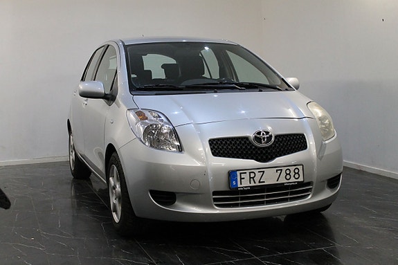 Toyota Yaris 2 of 9