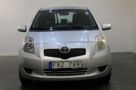 Toyota Yaris 3 of 9