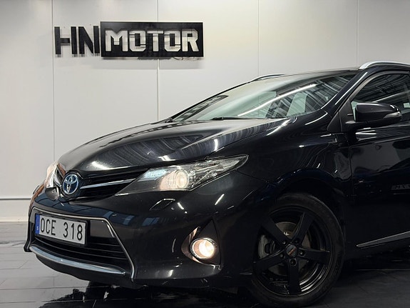 Toyota Auris 2 of 5