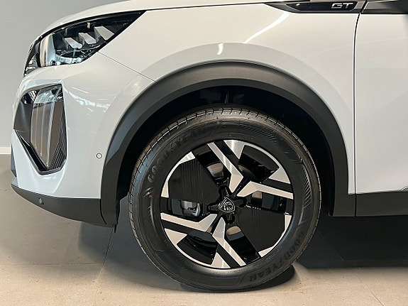 Peugeot 2008 2 of 5