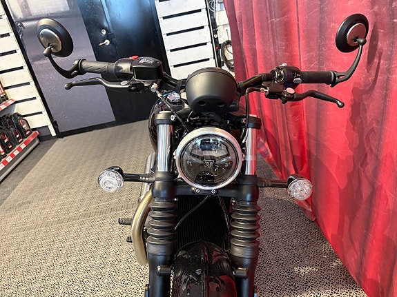 Triumph BONNEVILLE BOBBER 3 of 11