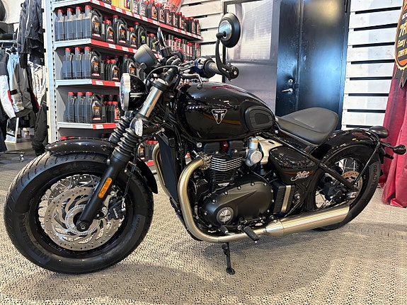 Triumph BONNEVILLE BOBBER 7 of 11