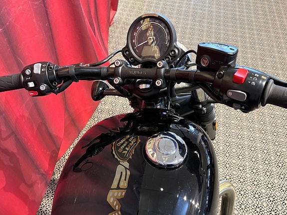 Triumph BONNEVILLE BOBBER 6 of 11