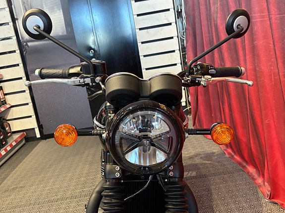 Triumph BONNEVILLE T120 BLACK 3 of 11
