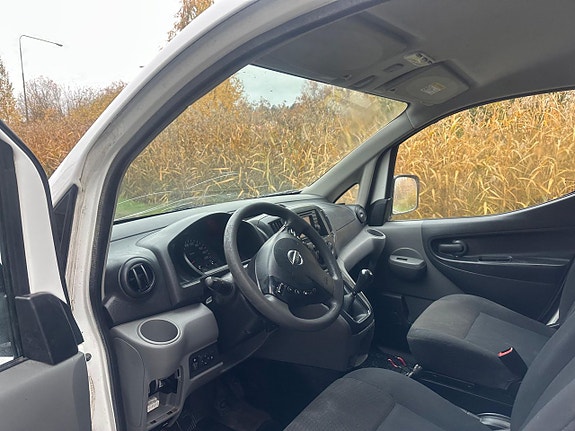 Nissan NV200 7 of 7