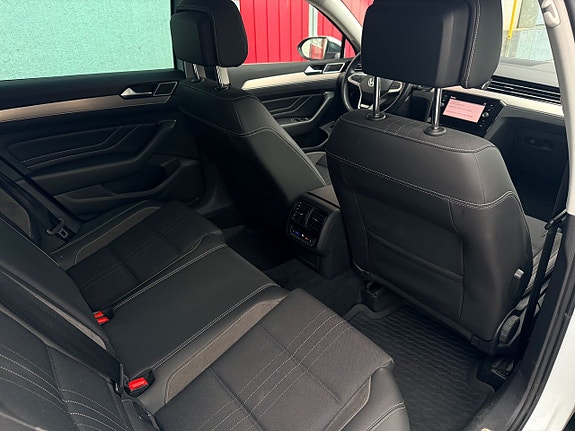 Volkswagen Passat Alltrack 12 of 30