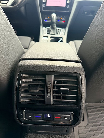 Volkswagen Passat Alltrack 13 of 30