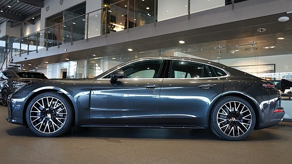 Porsche Panamera 4 4 of 5