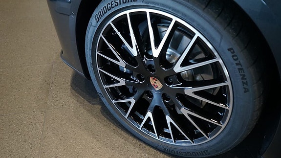 Porsche Panamera 4 5 of 5