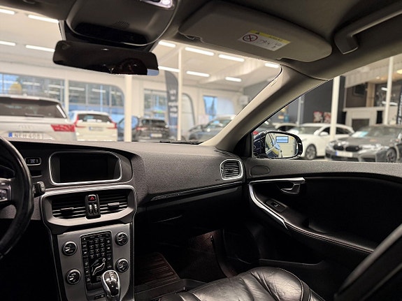 Volvo V40 Cross Country 9 of 16