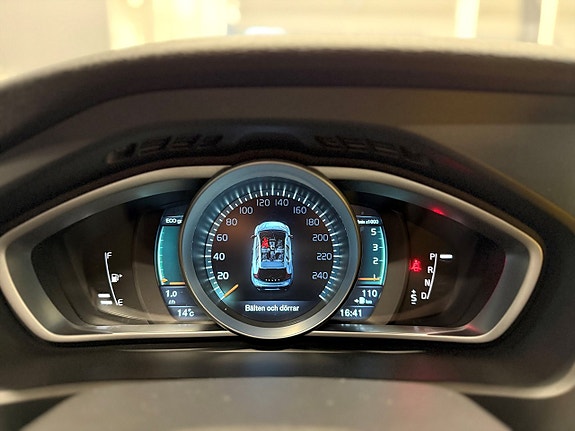 Volvo V40 Cross Country 13 of 16