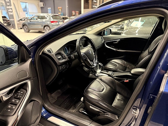 Volvo V40 Cross Country 11 of 16
