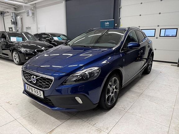Volvo V40 Cross Country 2 of 16