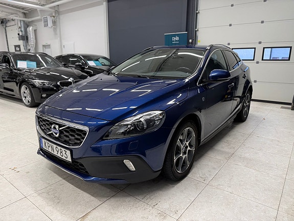 Volvo V40 Cross Country 2 of 5