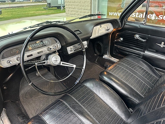 Chevrolet Corvair 4 of 17