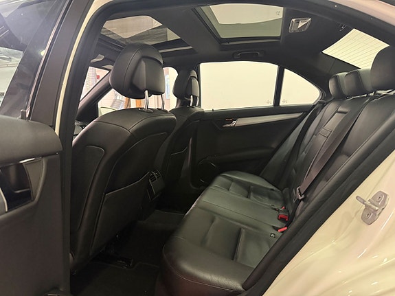 Mercedes-Benz C320 14 of 19