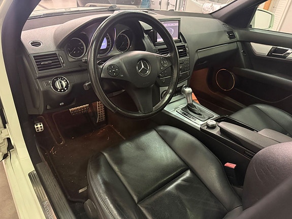 Mercedes-Benz C320 6 of 19