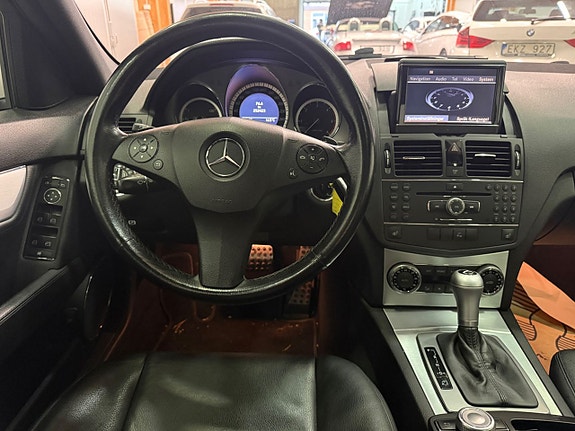Mercedes-Benz C320 10 of 19