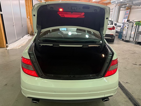 Mercedes-Benz C320 18 of 19