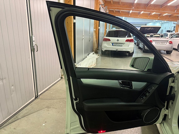 Mercedes-Benz C320 5 of 5