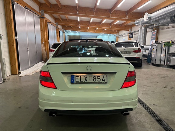 Mercedes-Benz C320 17 of 19