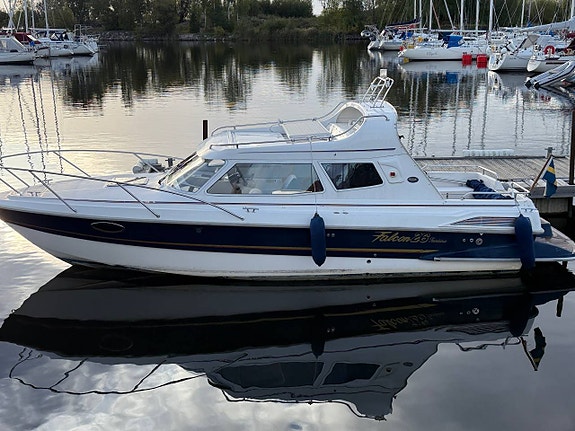 Bella Falcon 26 -08 med 200hk diesel. Vinterförvaring ingår.