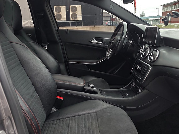 Mercedes-Benz GLA220 16 of 27