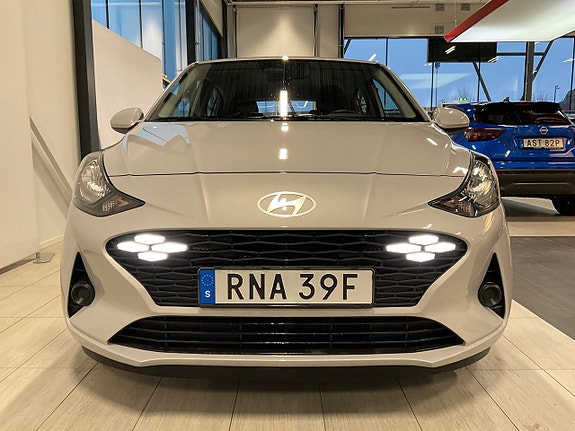 Hyundai i10 2 of 14