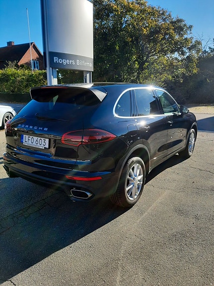 Porsche Cayenne 2 of 5