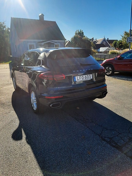 Porsche Cayenne 3 of 5