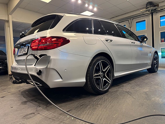 Mercedes-Benz C300 4 of 5