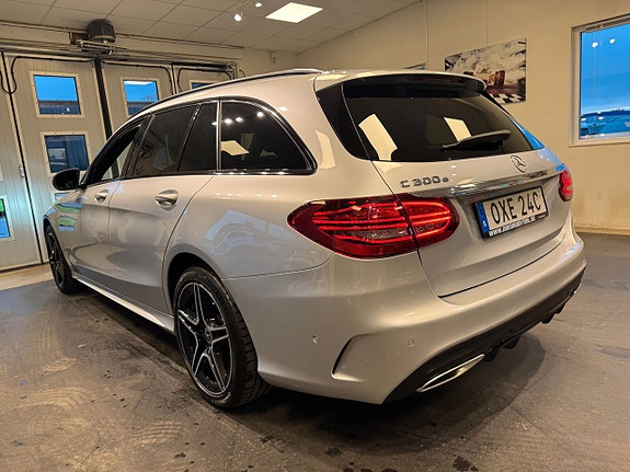 Mercedes-Benz C300 3 of 5