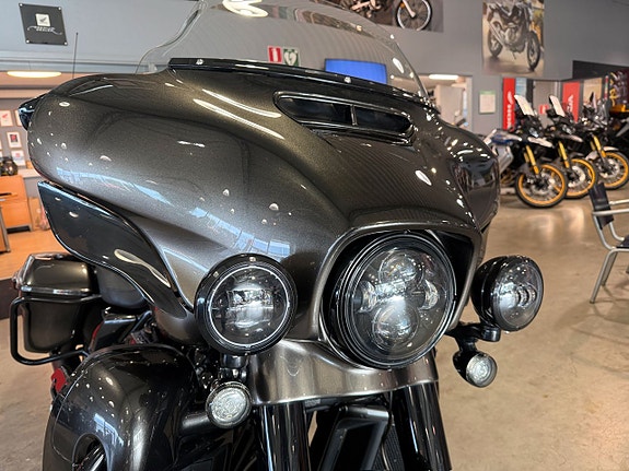 Harley-Davidson Ultra Limited CVO #DrJekill&Hyde# 8 of 17