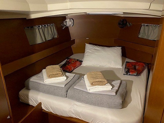 Beneteau Oceanis 41.1 9 of 12