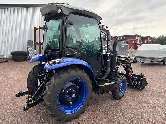 Fabriksny traktor, 4W, frontlastare med 4:1 skopa + gafflar