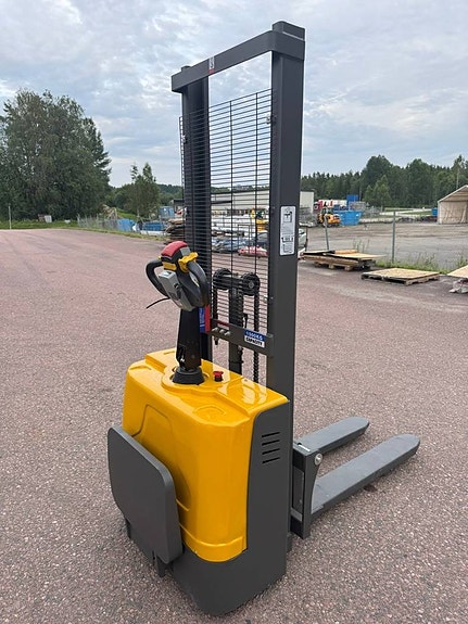 Fabriksny Ledstaplare, lastvikt 1,5ton.