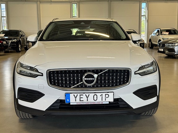 Volvo V60 Cross Country 2 of 5