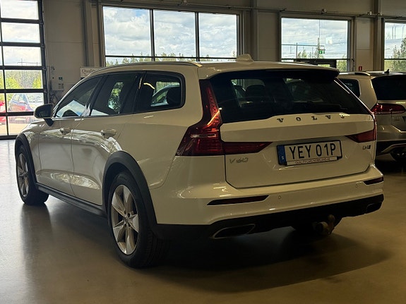 Volvo V60 Cross Country 4 of 5