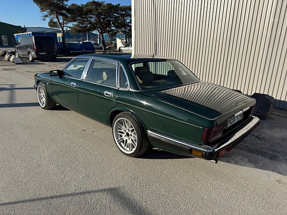 Jaguar XJ 9 of 30