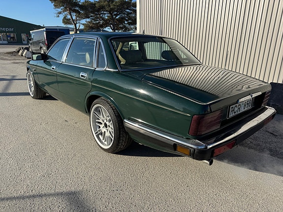 Jaguar XJ 12 of 30