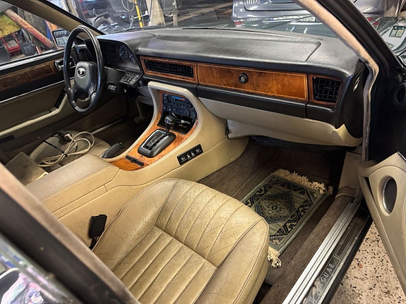 Jaguar XJ 18 of 30