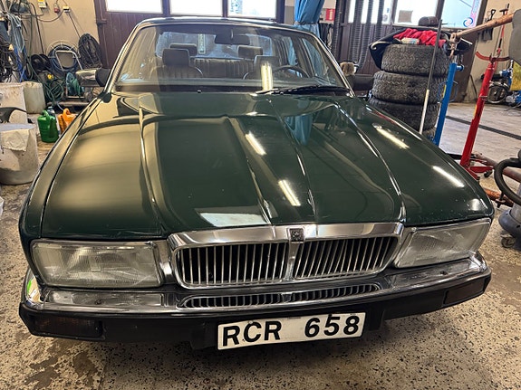 Jaguar XJ 15 of 30
