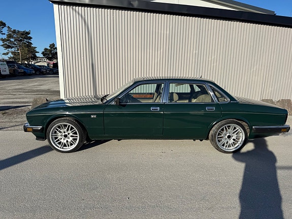 Jaguar XJ 28 of 30