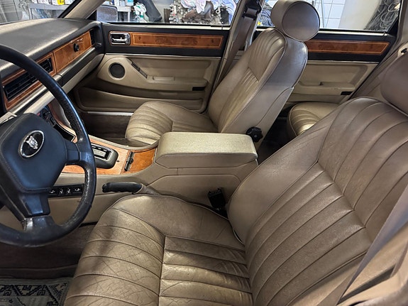 Jaguar XJ 21 of 30