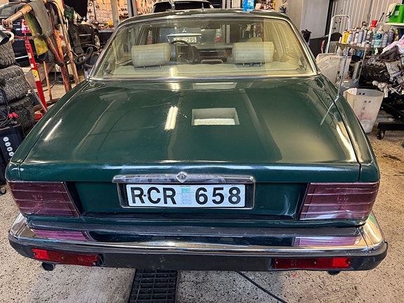 Jaguar XJ 16 of 30