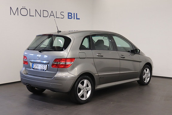 Mercedes-Benz B200 2 of 5