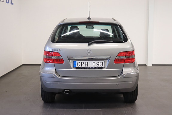 Mercedes-Benz B200 4 of 5